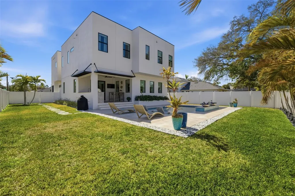 3301 W Paul Avenue Tampa FL 33611