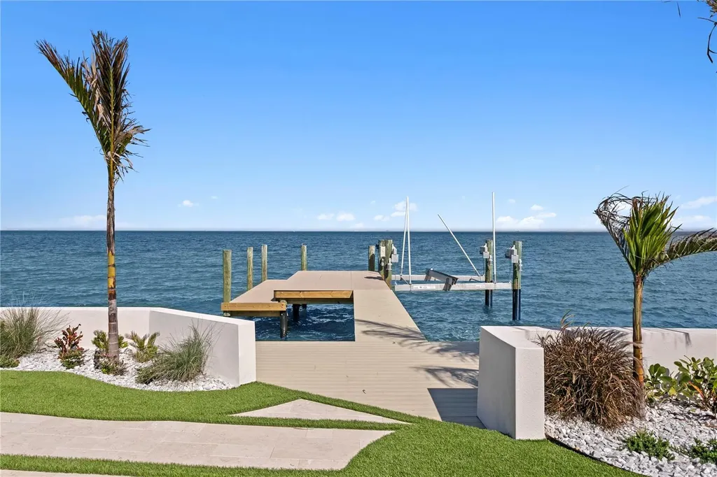 2580 E Bay Isle Drive SE St Petersburg FL 33705