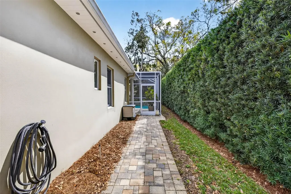 12010 Hardaman Place Tampa FL 33618
