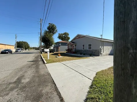 208 Center Street Auburndale FL 33823