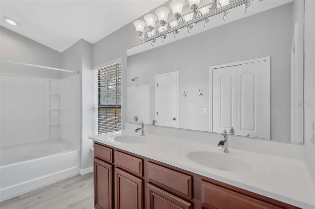 16505 Kingletridge Avenue Lithia FL 33547