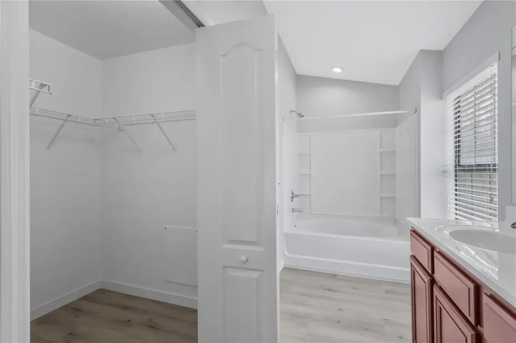 16505 Kingletridge Avenue Lithia FL 33547