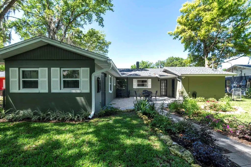 1210 N Donnelly Street Mount Dora FL 32757