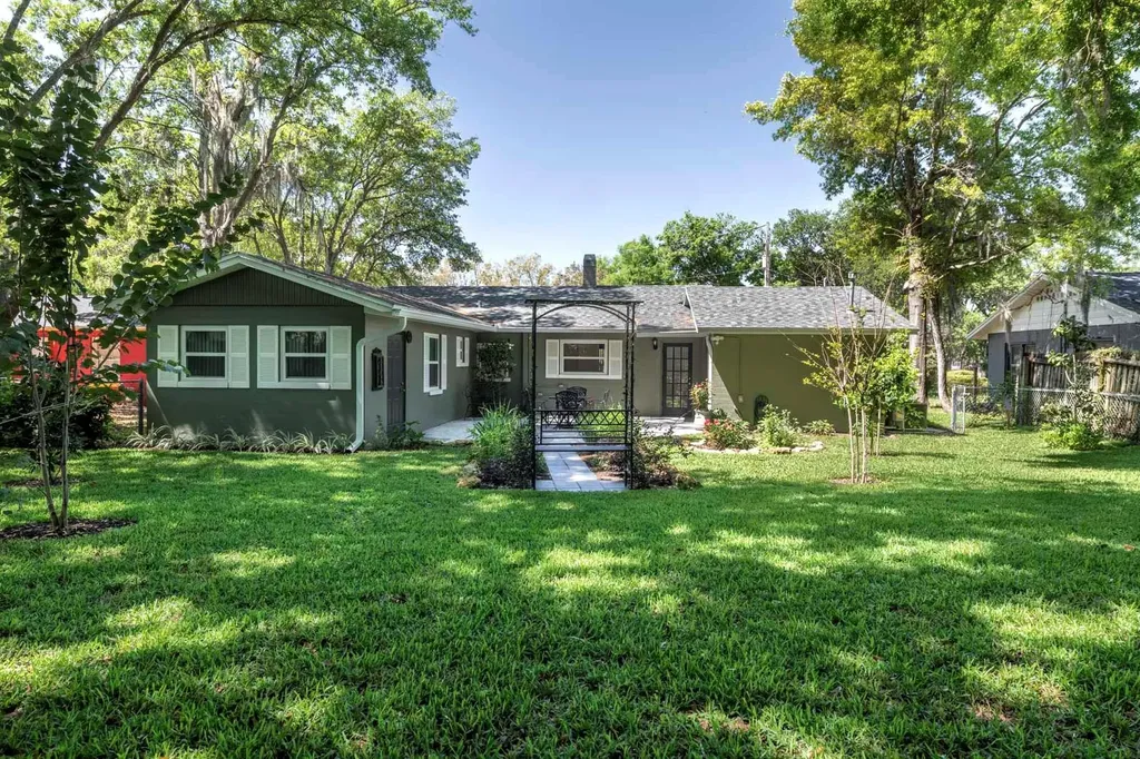 1210 N Donnelly Street Mount Dora FL 32757