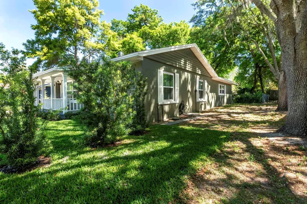 1210 N Donnelly Street Mount Dora FL 32757