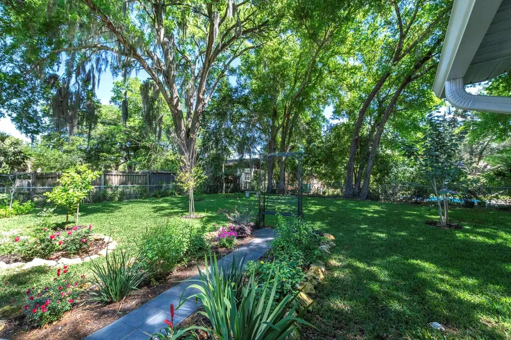 1210 N Donnelly Street Mount Dora FL 32757
