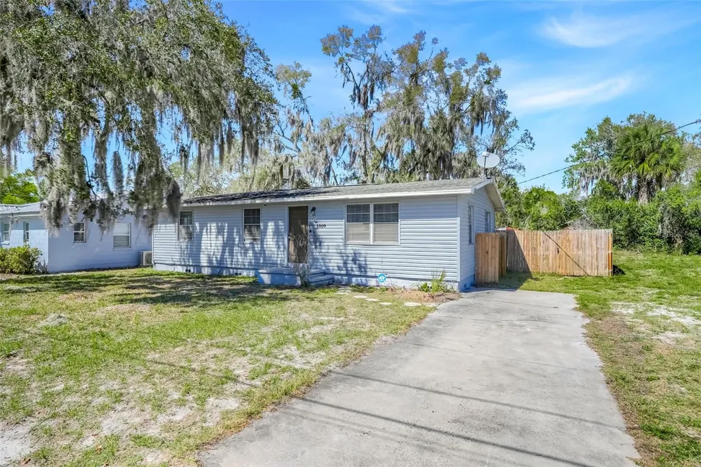 1009 E Hazzard Avenue Eustis FL 32726