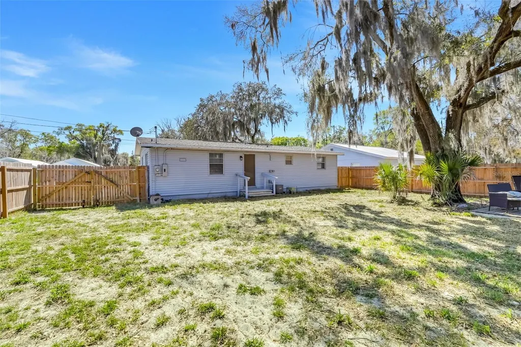 1009 E Hazzard Avenue Eustis FL 32726
