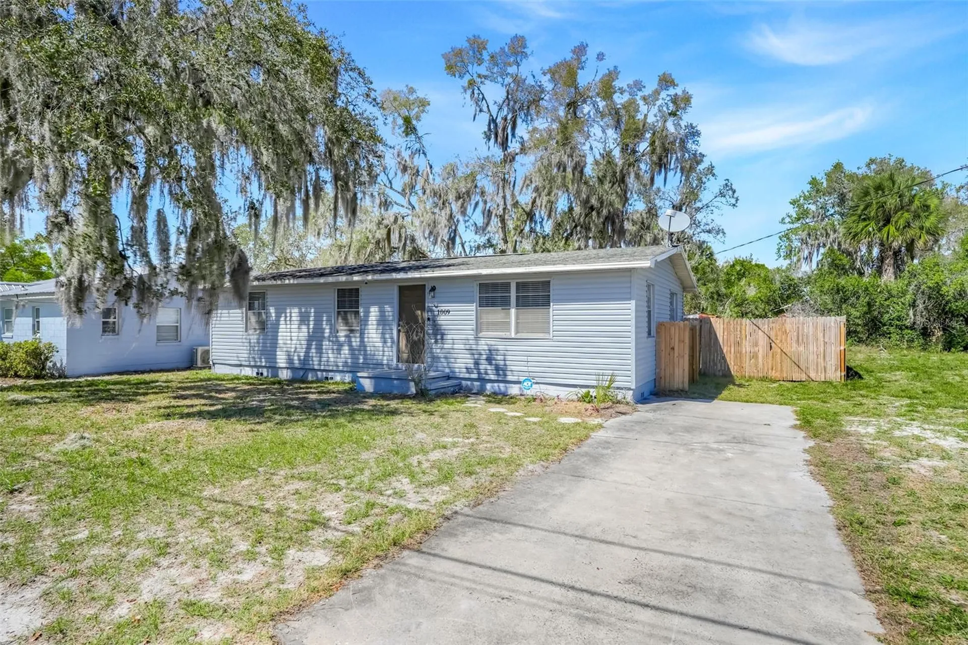 1009 E Hazzard Avenue Eustis FL 32726
