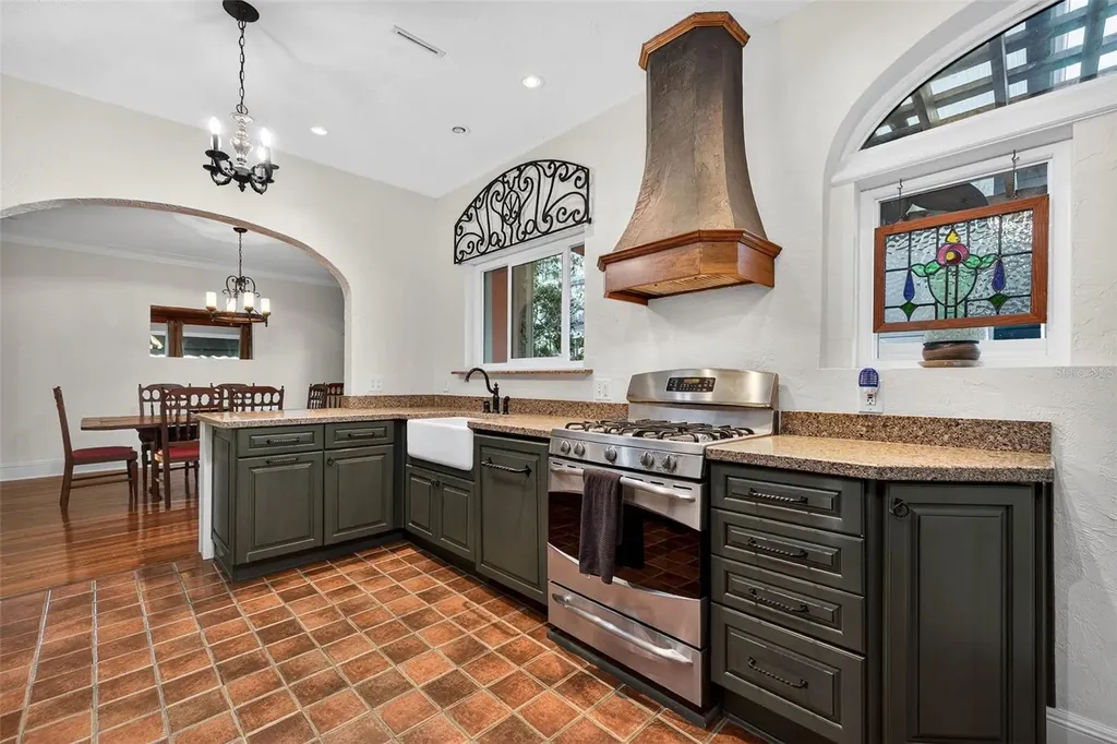 745 16th Avenue NE St Petersburg FL 33704