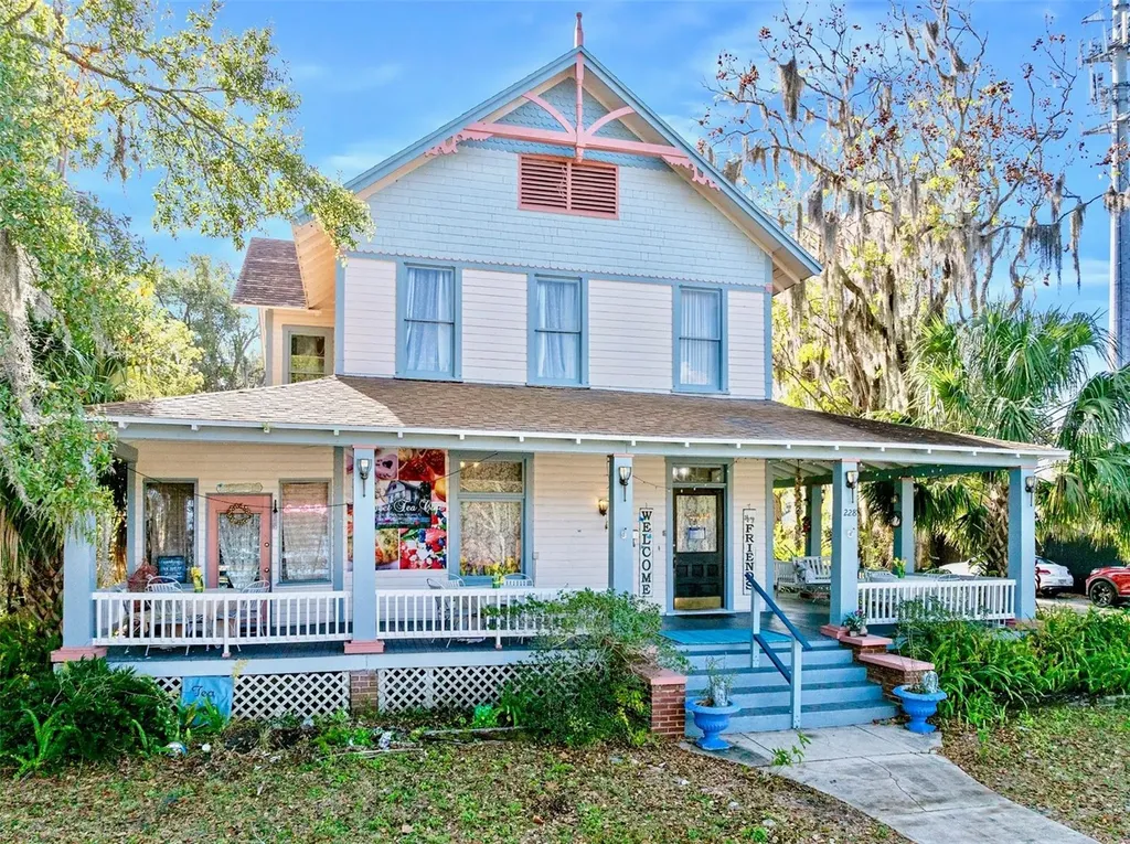 228 W Howry Avenue Deland FL 32720