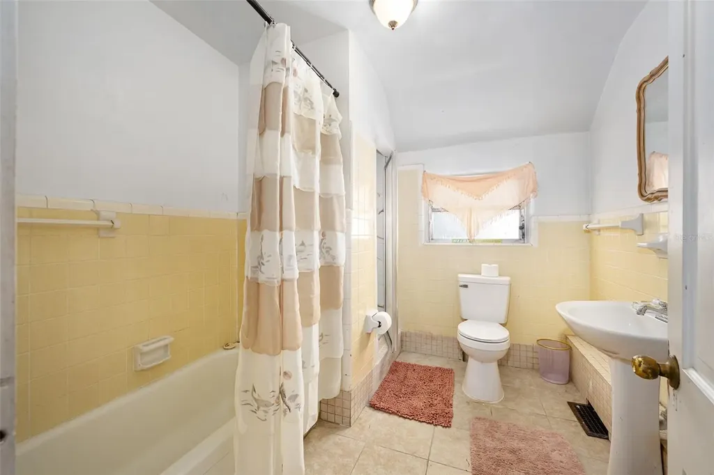 228 W Howry Avenue Deland FL 32720