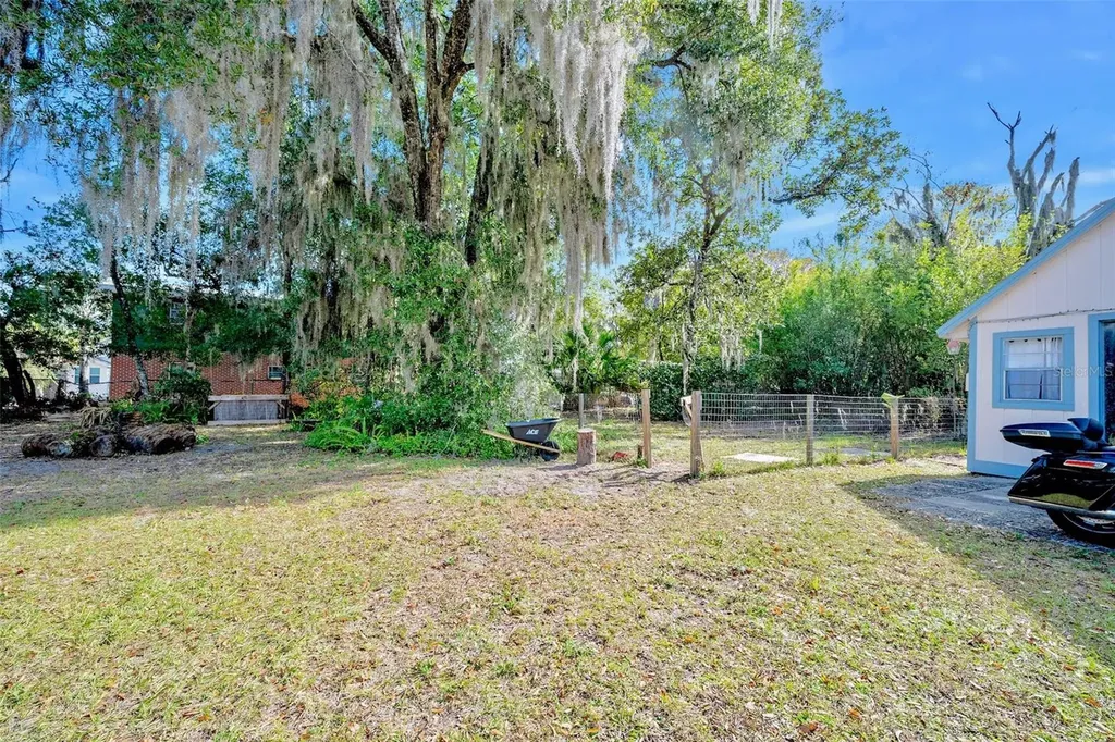 228 W Howry Avenue Deland FL 32720