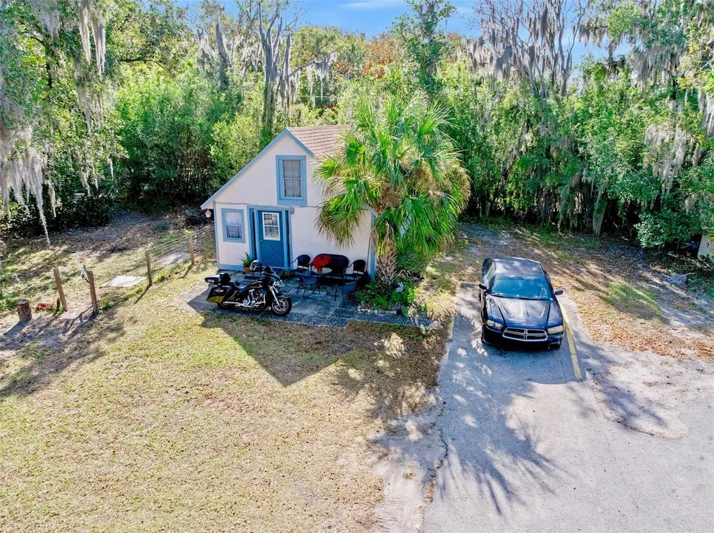 228 W Howry Avenue Deland FL 32720
