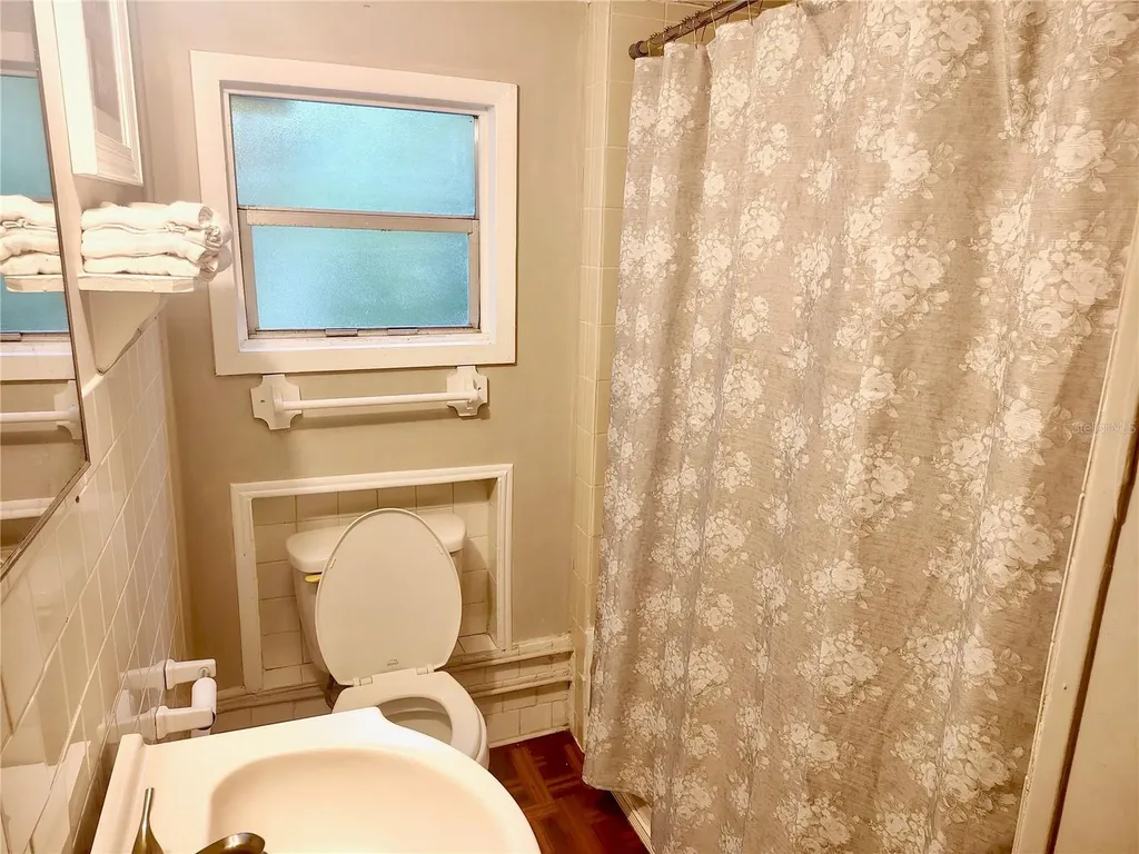 228 W Howry Avenue Deland FL 32720
