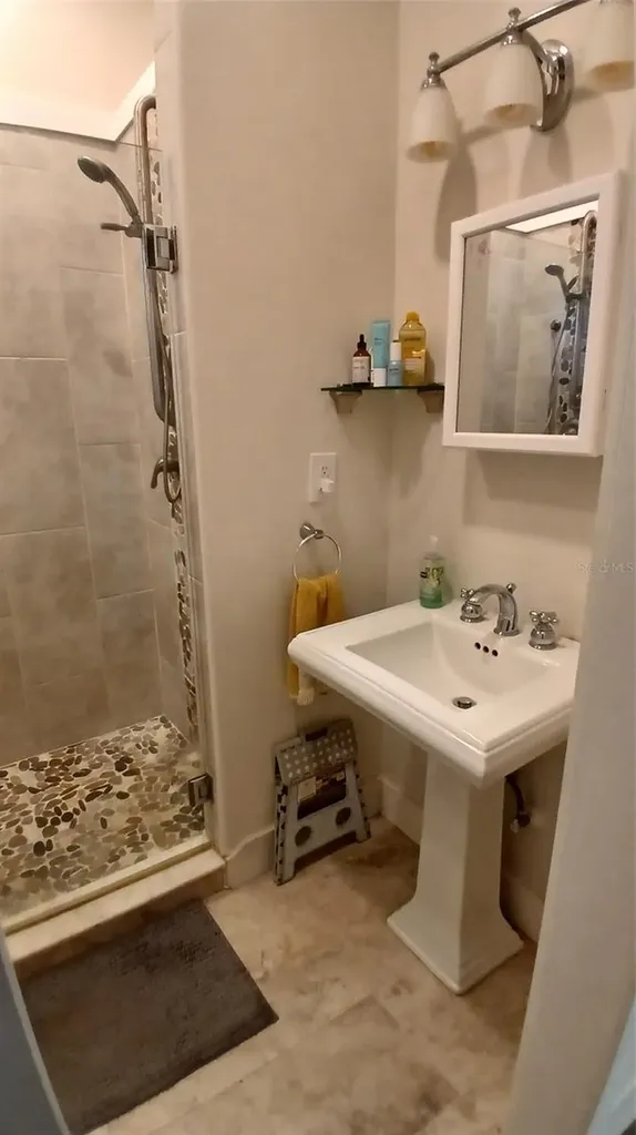 542 Division Street Tarpon Springs FL 34689