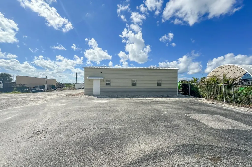 2820 Avenue Of The Americas Englewood FL 34224