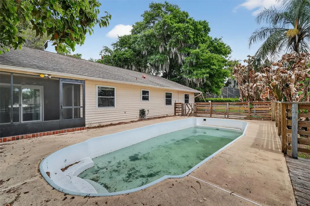 50 W Court Drive Eustis FL 32726