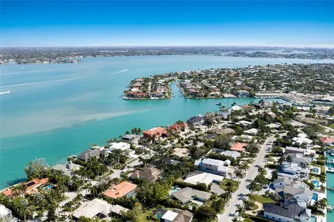 218 Robin Drive Sarasota FL 34236