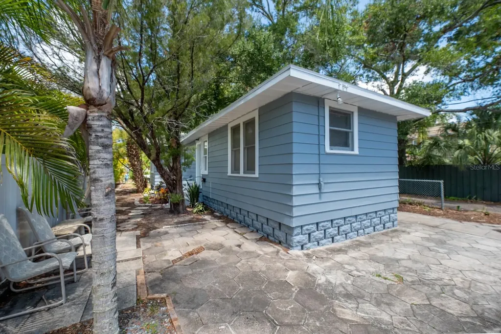 945 13th Street N St Petersburg FL 33705