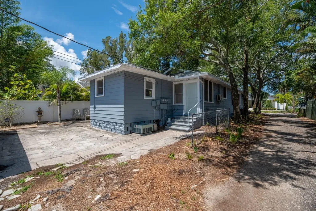 945 13th Street N St Petersburg FL 33705