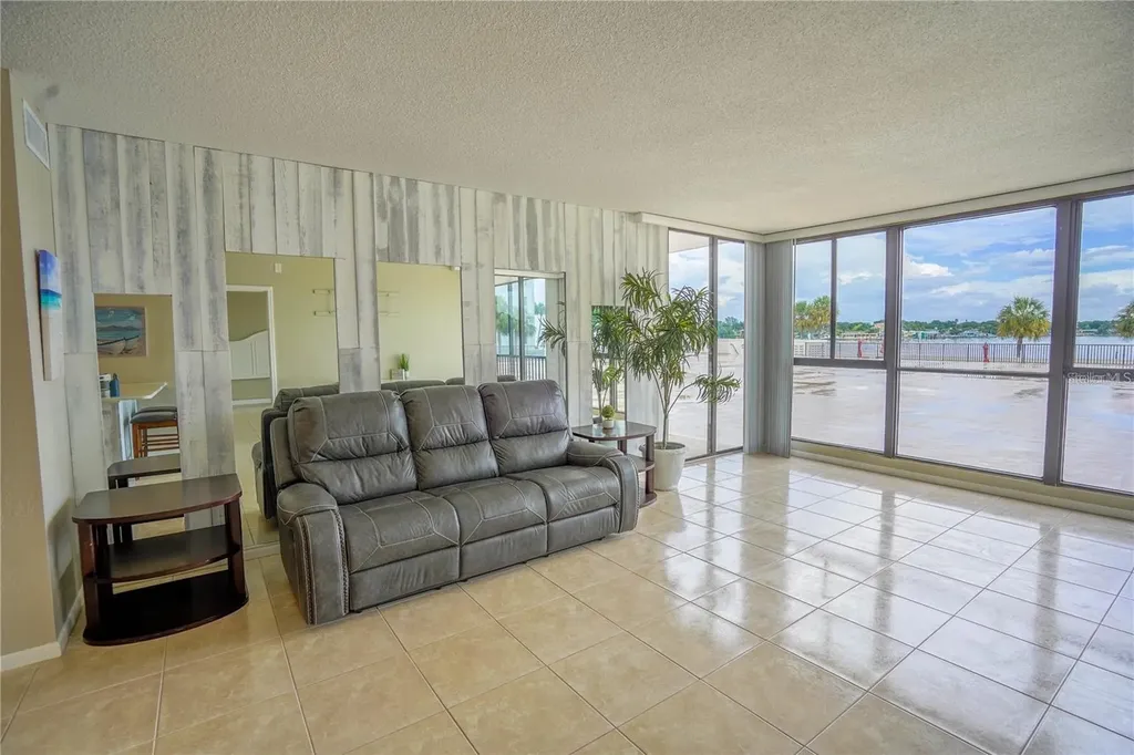 7100 Sunshine Skyway Lane S St Petersburg FL 33711
