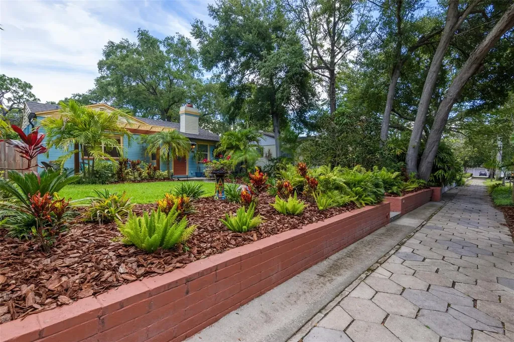 135 17th Avenue N St Petersburg FL 33704