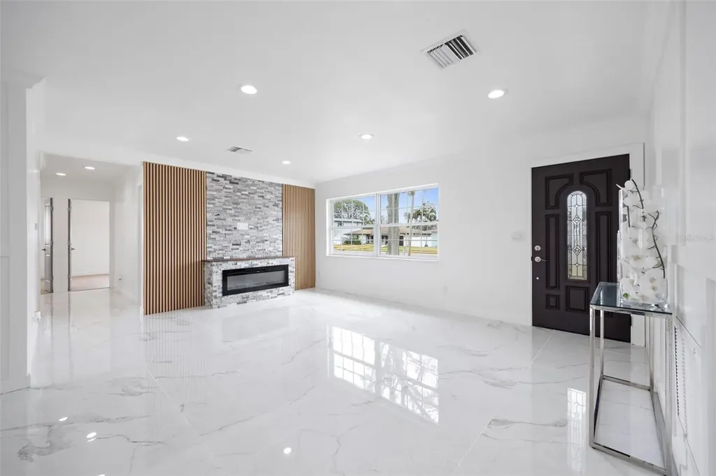 1817 Oregon Avenue NE St Petersburg FL 33703