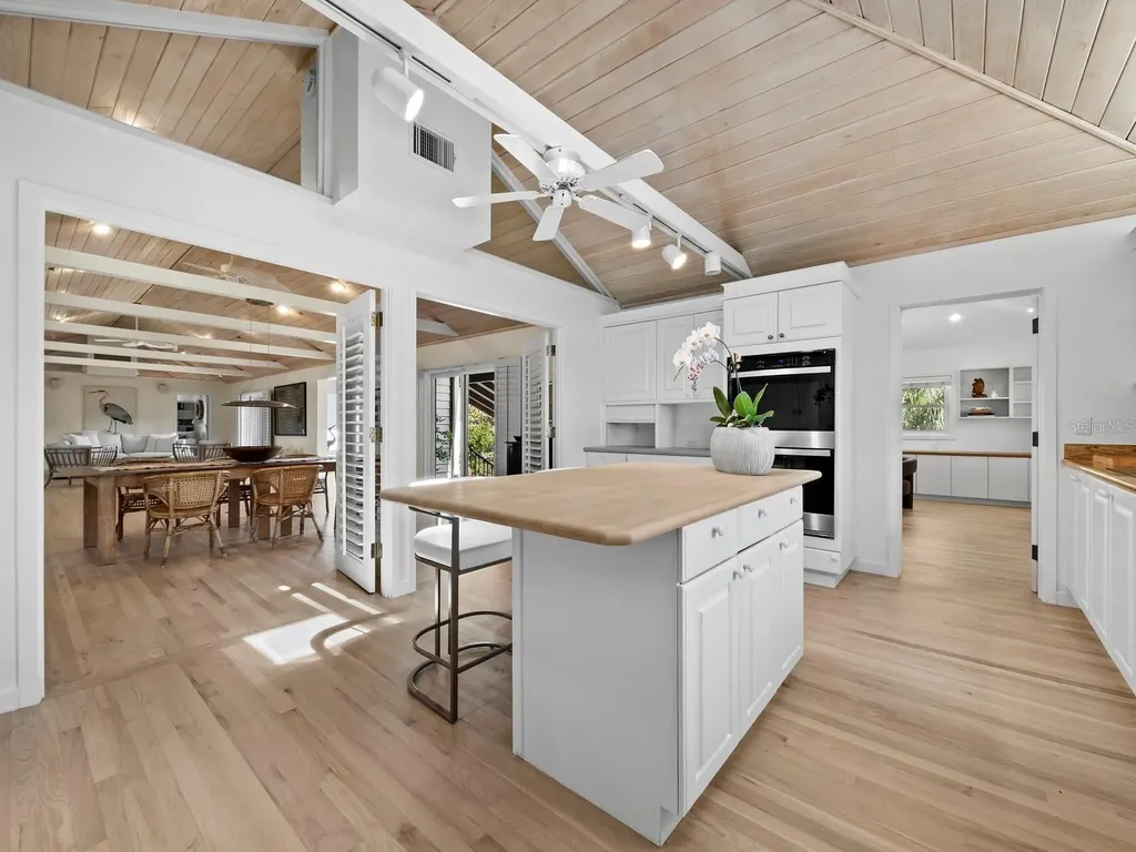 677 Lands End Drive Longboat Key FL 34228