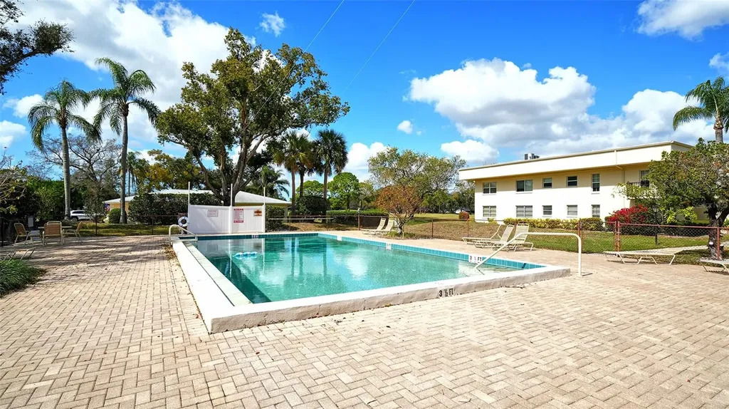 7880 Palm Aire Lane Sarasota FL 34243