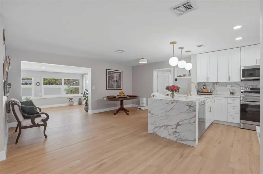 411 42nd Avenue NE St Petersburg FL 33703
