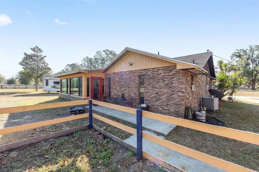 825 NE 165th Street Citra FL 32113