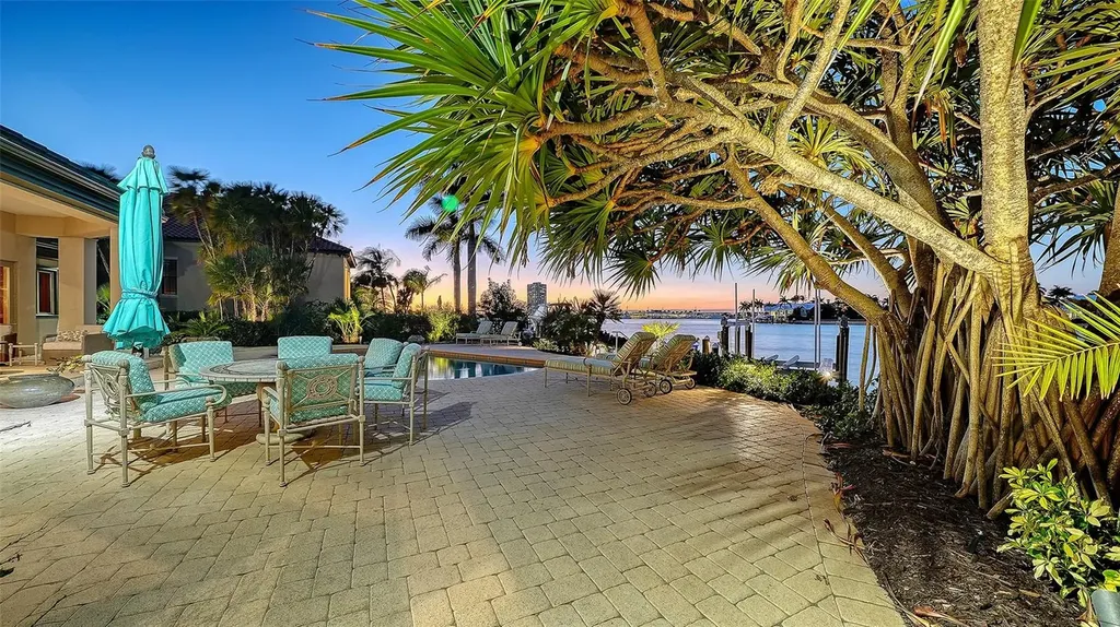 316 W Royal Flamingo Drive Sarasota FL 34236