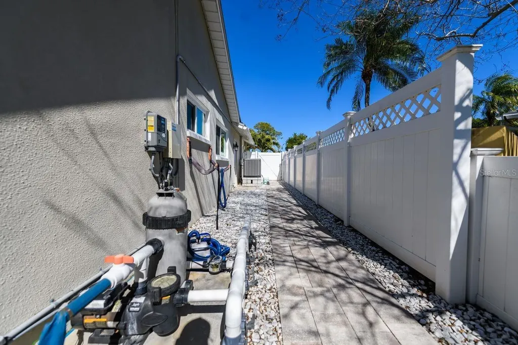 1472 47th Avenue NE St Petersburg FL 33703