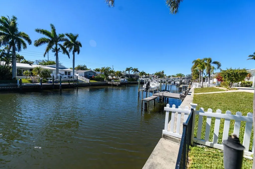 1472 47th Avenue NE St Petersburg FL 33703