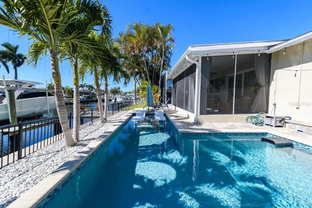 1472 47th Avenue NE St Petersburg FL 33703