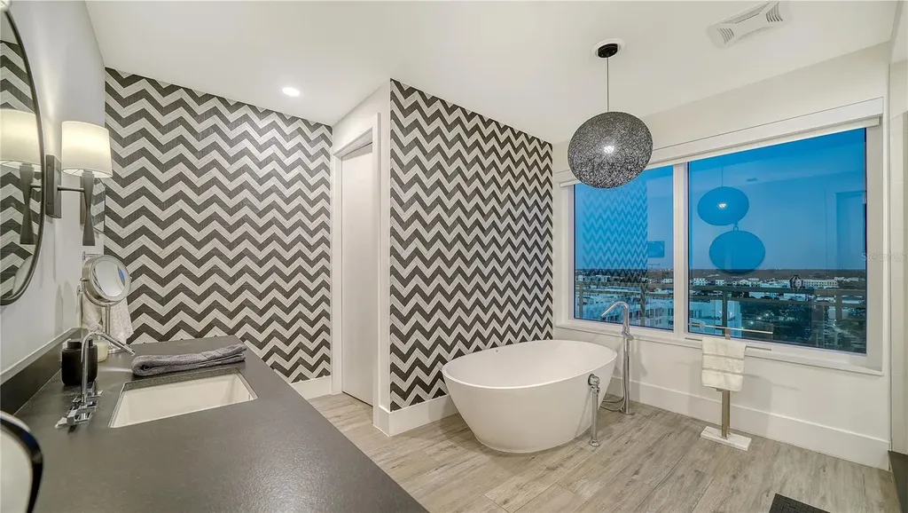 540 N Tamiami Trail Sarasota FL 34236