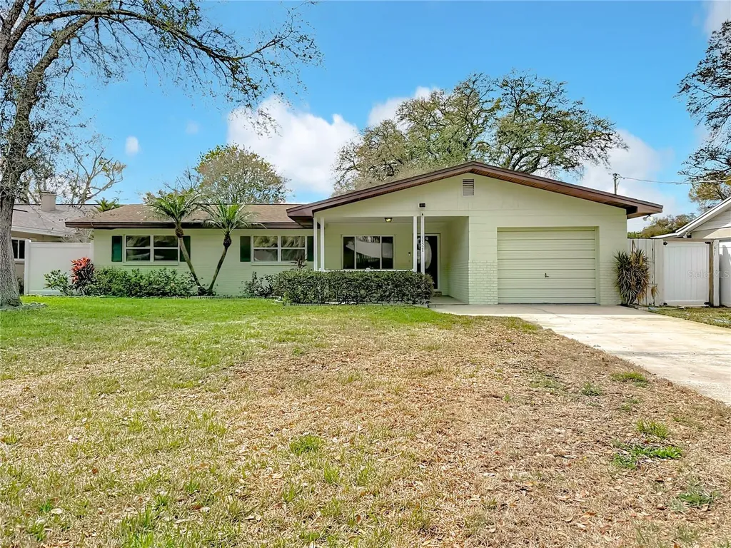 11328 N Oakleaf Avenue Tampa FL 33612