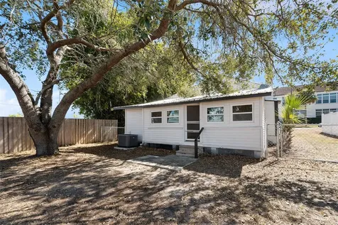 110 W 1st Street Frostproof FL 33843