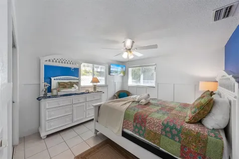 5807 De Palmas Avenue Holmes Beach FL 34217
