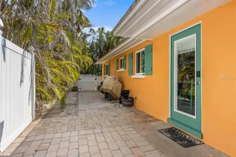 5807 De Palmas Avenue Holmes Beach FL 34217