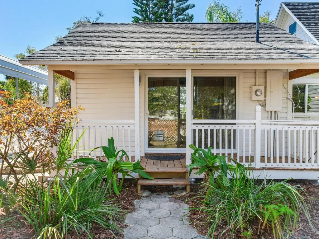 210 N Grosse Avenue Tarpon Springs FL 34689