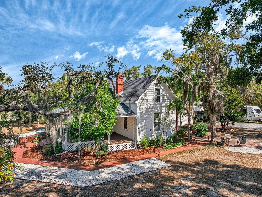 210 N Grosse Avenue Tarpon Springs FL 34689