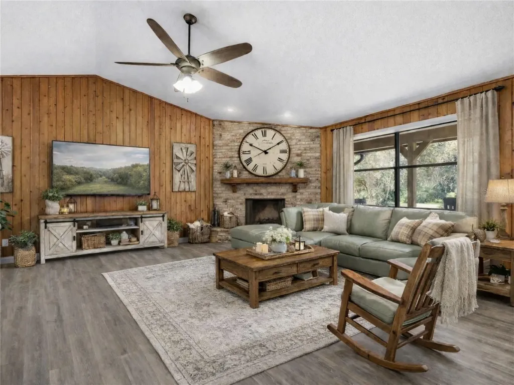 370 Sand Pine Place Geneva FL 32732