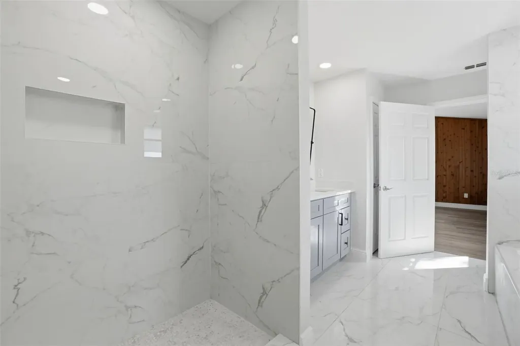 370 Sand Pine Place Geneva FL 32732
