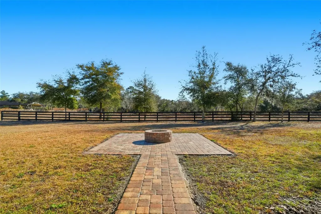 370 Sand Pine Place Geneva FL 32732