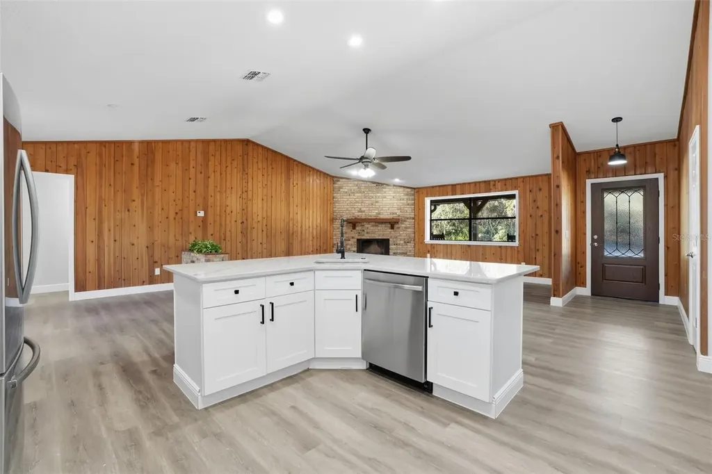 370 Sand Pine Place Geneva FL 32732
