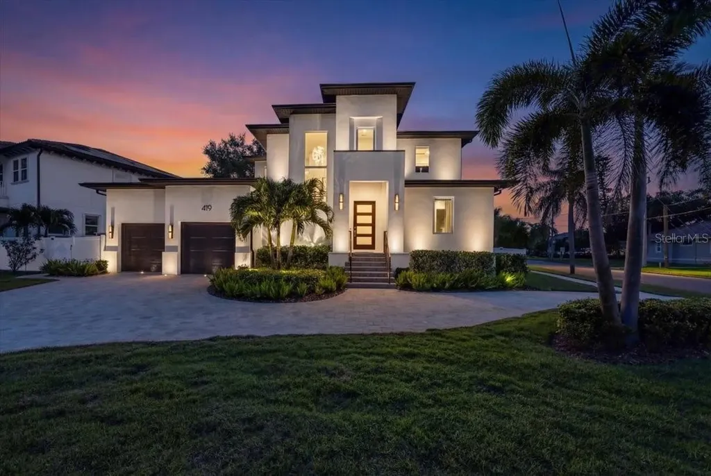 419 Bayview Drive NE St Petersburg FL 33704