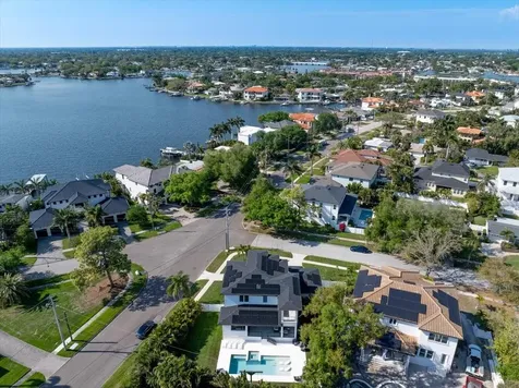 419 Bayview Drive NE St Petersburg FL 33704