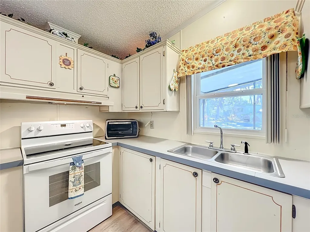 698 Cindi Avenue Leesburg FL 34788